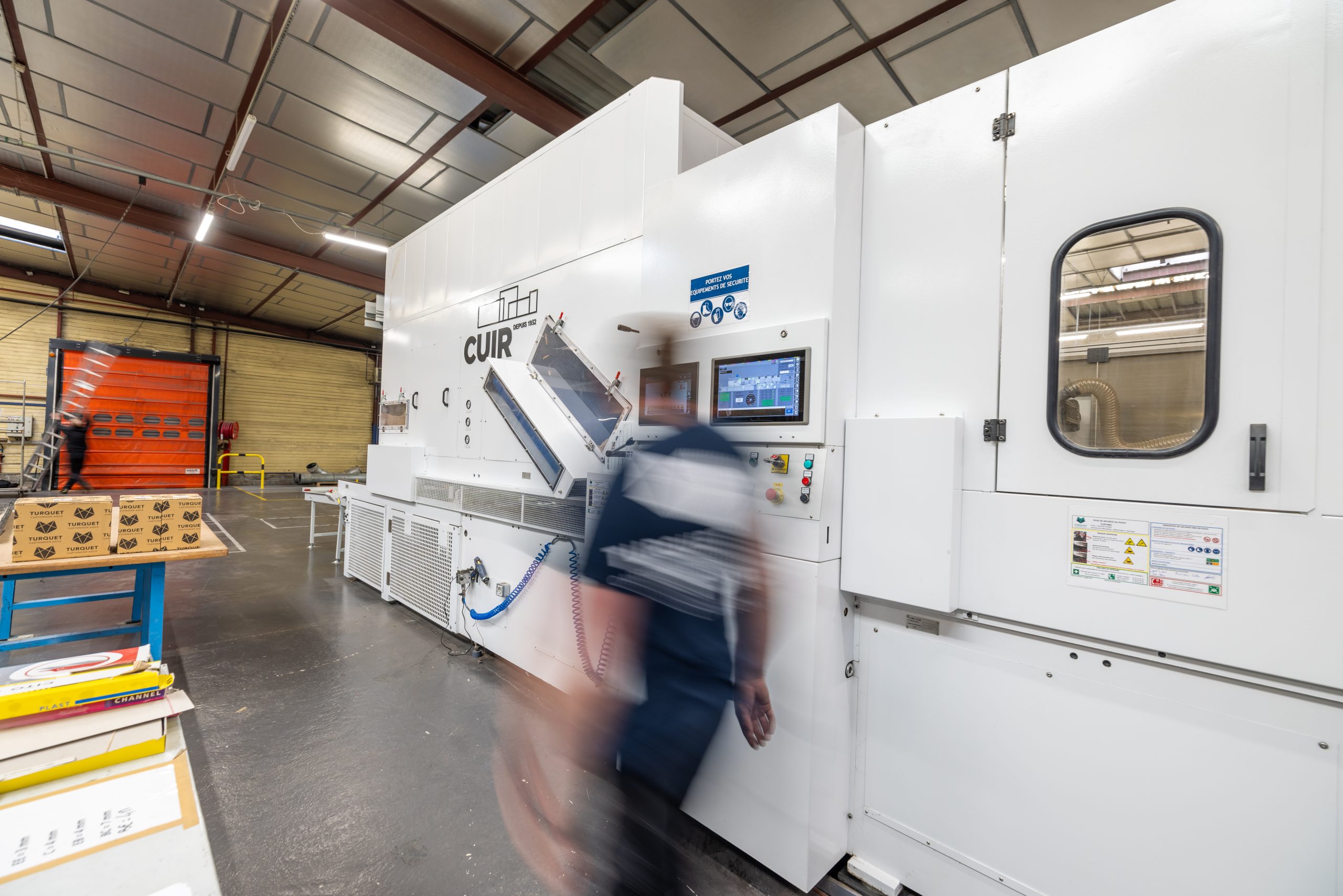 machine d'impression recto verso en un seul passage pour vos emballages carton sur mesure : gain de temps et productivité.